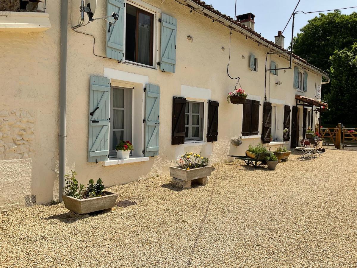 Le Jardin De Rose 24 Feuillebert Romagne 86700 Bed & Breakfast Eksteriør bilde
